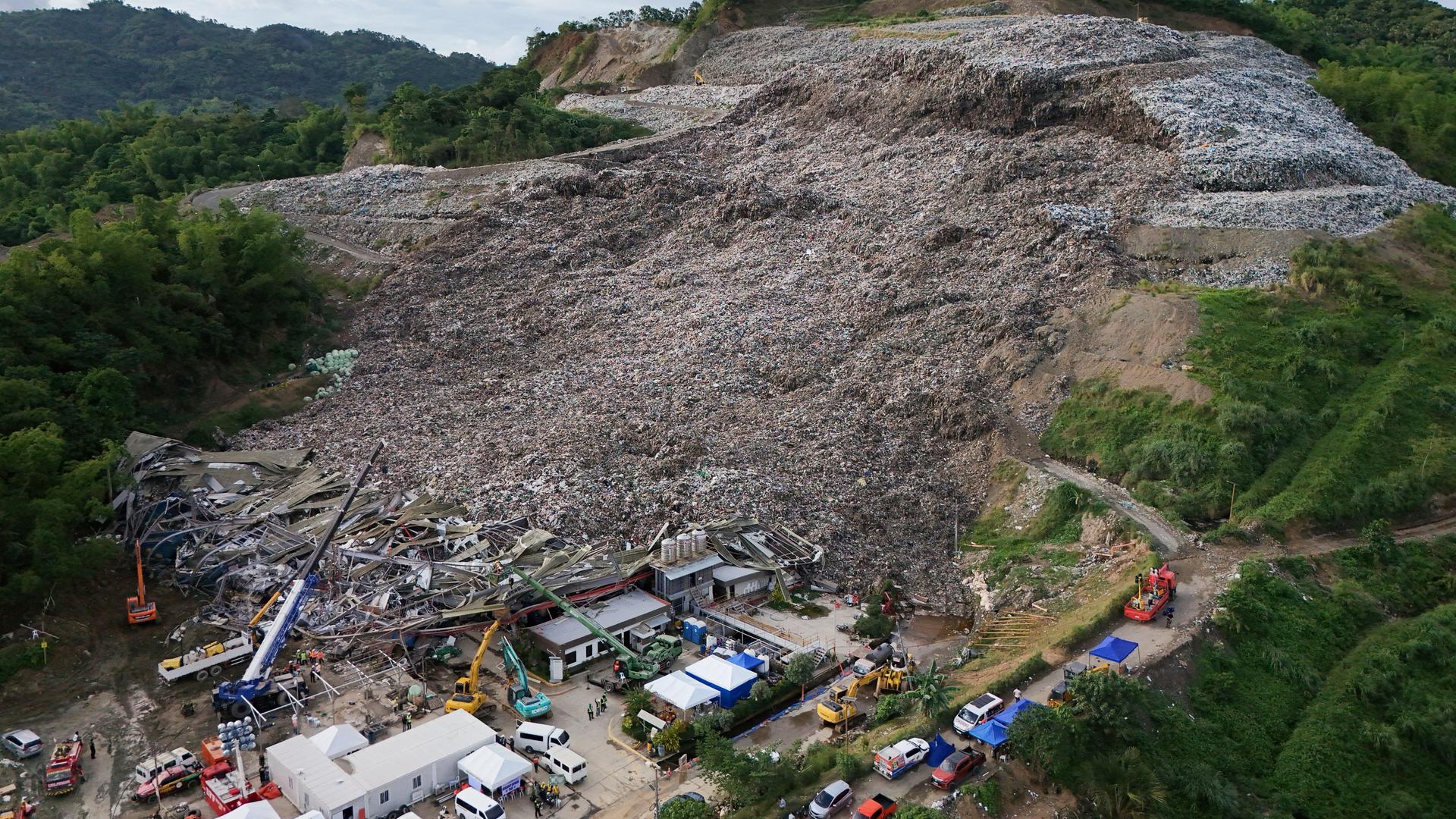Binaliw: Die Such- und Bergungsarbeiten nach vermissten Arbeitern in der eingestürzten Abfallentsorgungsanlage in Binaliw, Cebu City, gehen weiter. 