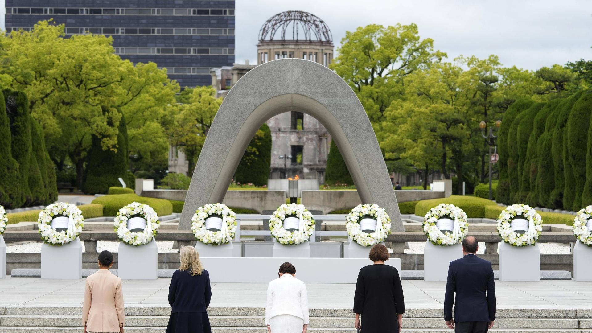 May 19, 2023, Hiroshima, Japan: L-R Wife of British Prime Minister Rishi Sunak, Akshata Murty, US First Lady Jill Biden, Japan s First Lady Yuko Kishida, wife of German Chancellor Olaf Scholz, Britta Ernst, and husband of European Commission President Ursula von der Leyen, Heiko von der Leyen, attend a flower wreath laying ceremony at the Cenotaph for Atomic Bomb Victims in the Peace Memorial Park as part of the G7 Hiroshima Summit in Hiroshima, Japan, 19 May 2023.  Franck Robichon / Pool The G7 Hiroshima Summit will be held from 19 to 21 May 2023. Hiroshima Japan - ZUMAz114 20230519_zih_z114_049 Copyright: xPOOLx