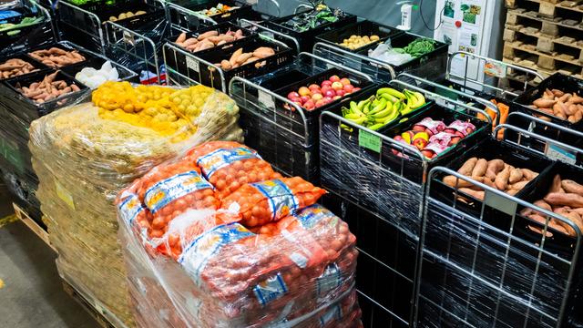 Bei der Ausstellung ist viel Obst und Gemüse übrig-geblieben. Das Foto zeigt ein Lager. Dort stehen viele Kisten mit Obst und Gemüse. Das Obst und Gemüse wurde bei der Ausstellung eingesammelt.