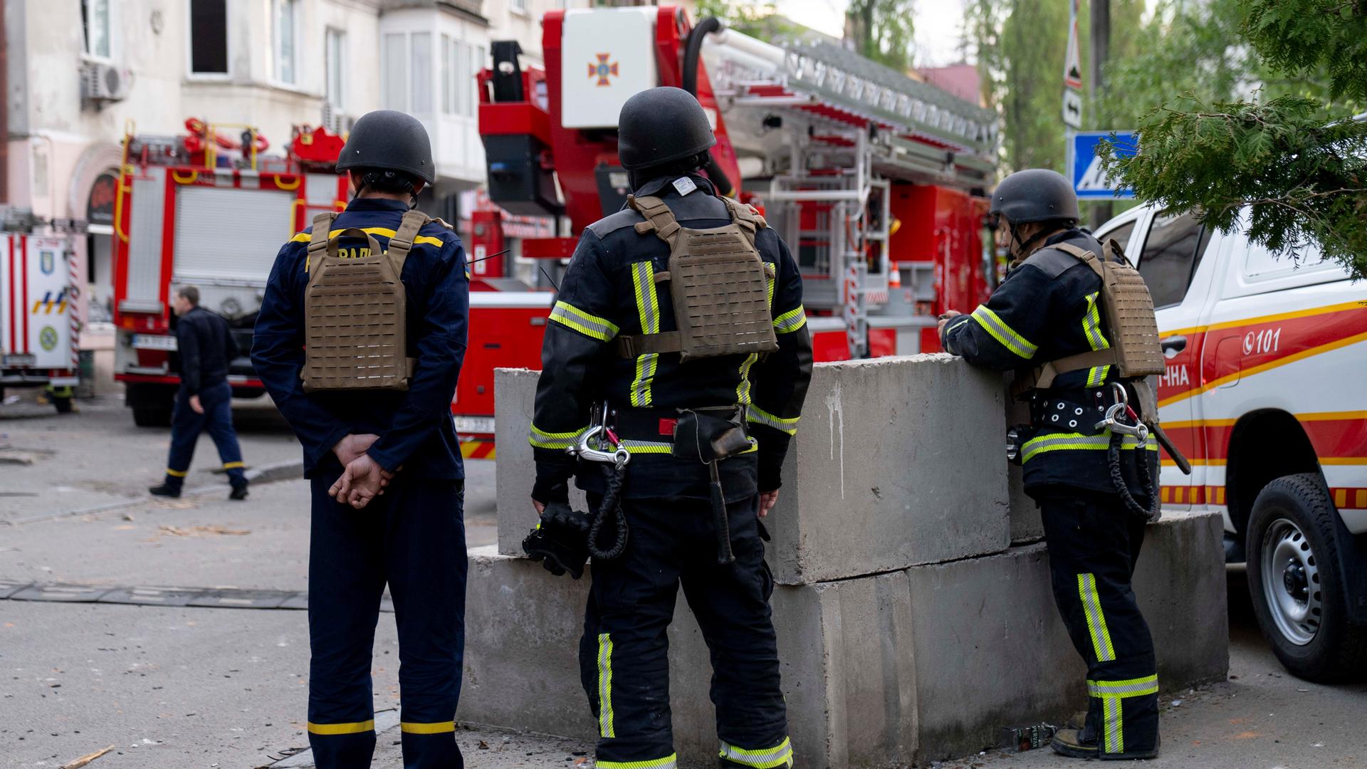 Ukrainische Feuerwehrleute warten auf ihren Einsatz. Ukrainische Feuerwehrleute warten auf ihren Einsatz.