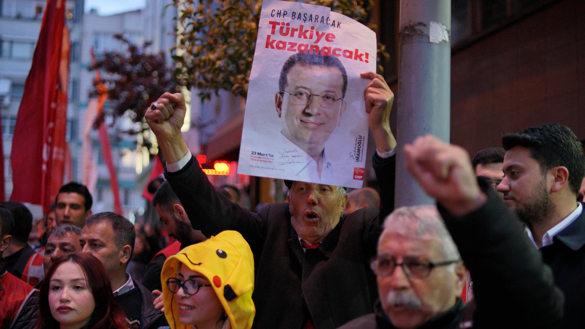 Menschen protestieren im Istanbuler Stadtteil Sisli wegen der Verhaftung des CHP-Politikers Ekrem İmamoğlu