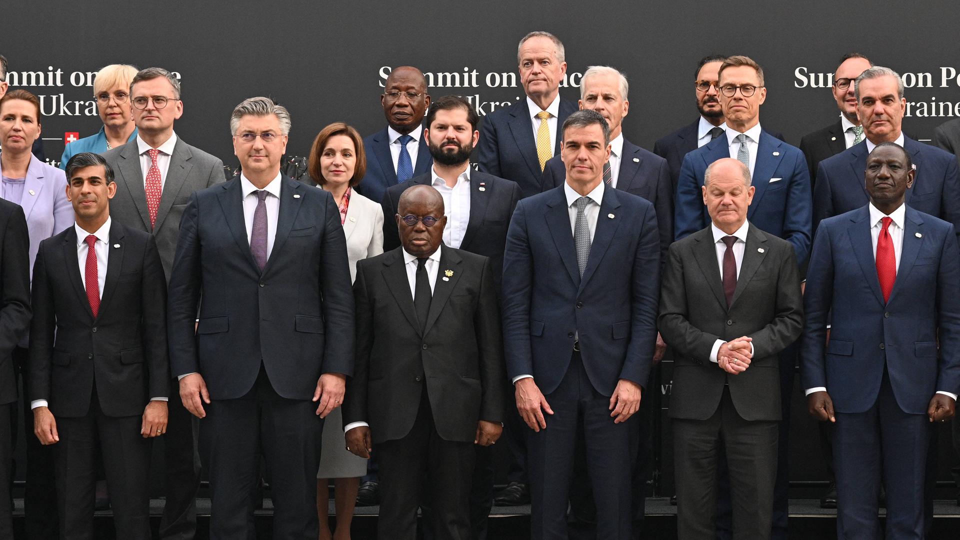 Vertreter und Staatsoberhäupter stehen zusammen zum Abschluss der Friedenskonferenz in der Schweiz, darunter Bundeskanzler Olaf Scholz
