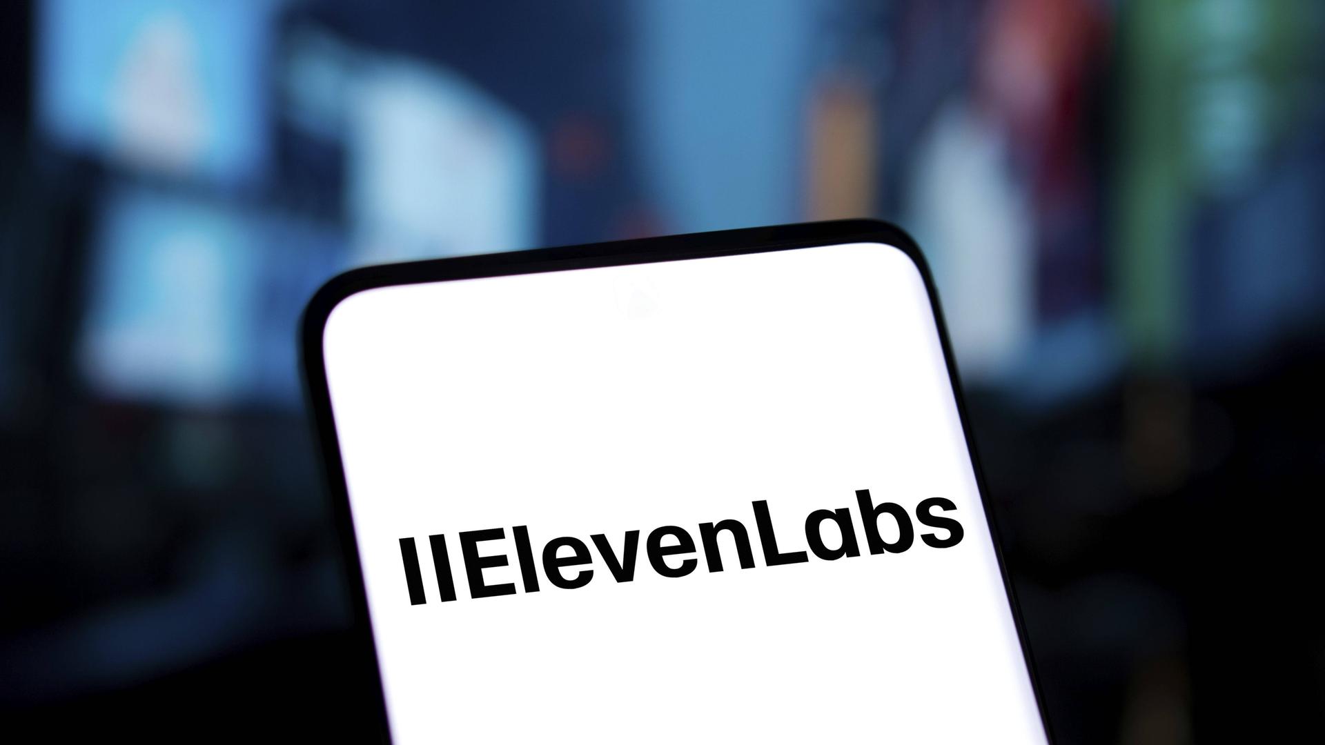 Das Elevenlabs Logo wird auf dem Smartphone angezeigt. ElevenLabs ist ein Software Unternehmen