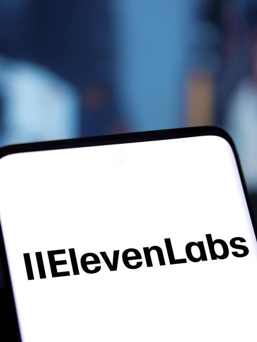 Das Elevenlabs Logo wird auf dem Smartphone angezeigt. ElevenLabs ist ein Software Unternehmen