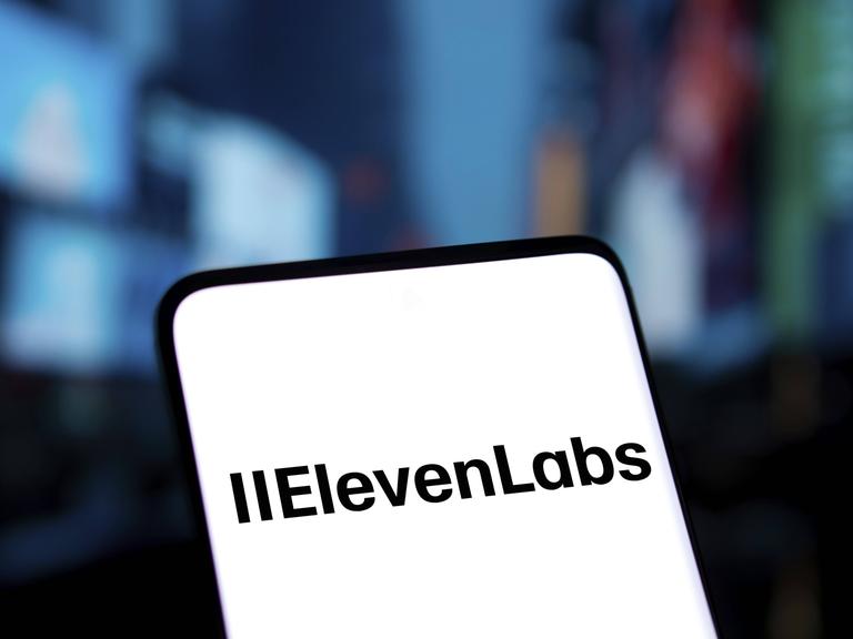 Das Elevenlabs Logo wird auf dem Smartphone angezeigt. ElevenLabs ist ein Software Unternehmen