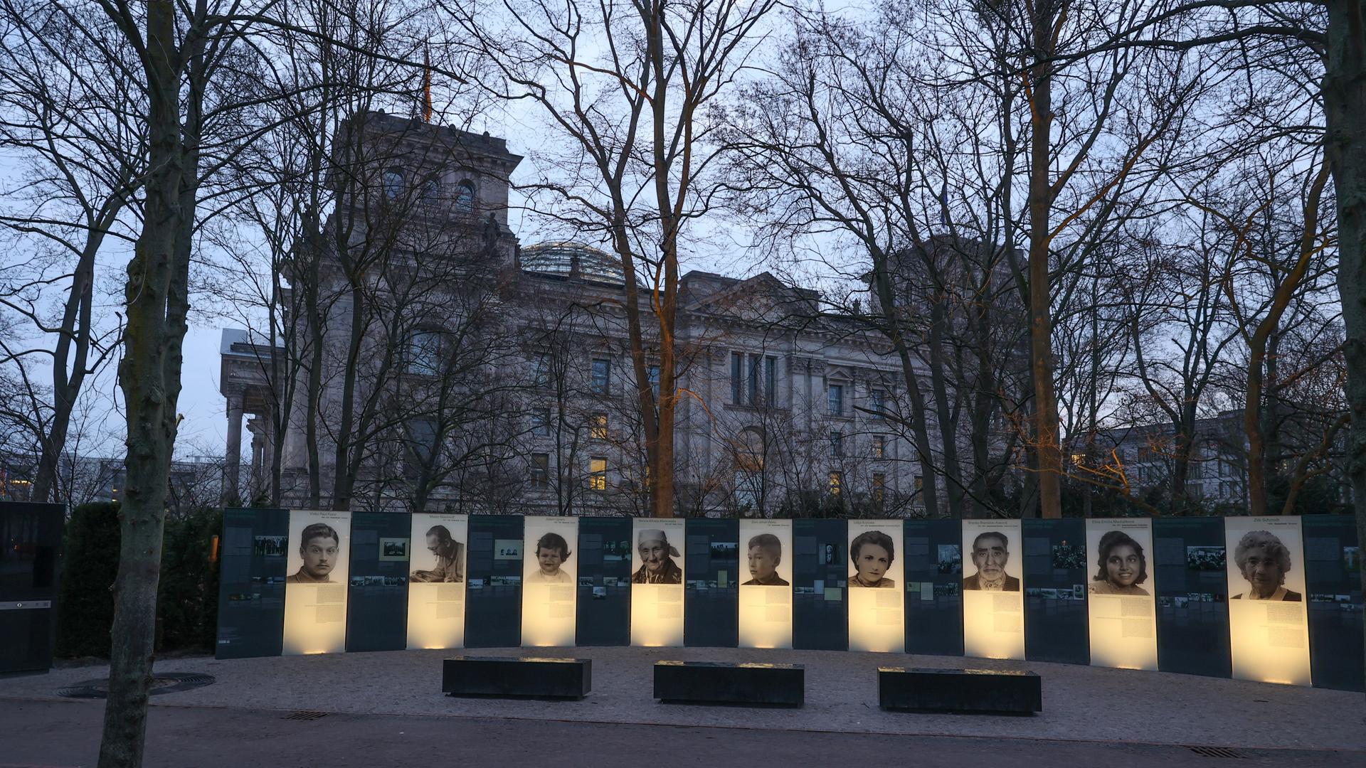 Blick auf das Denkmal für die im Nationalsozialismus ermordeten Sinti und Roma Europas mit dem Reichstagsgebäude im Hintergrund.