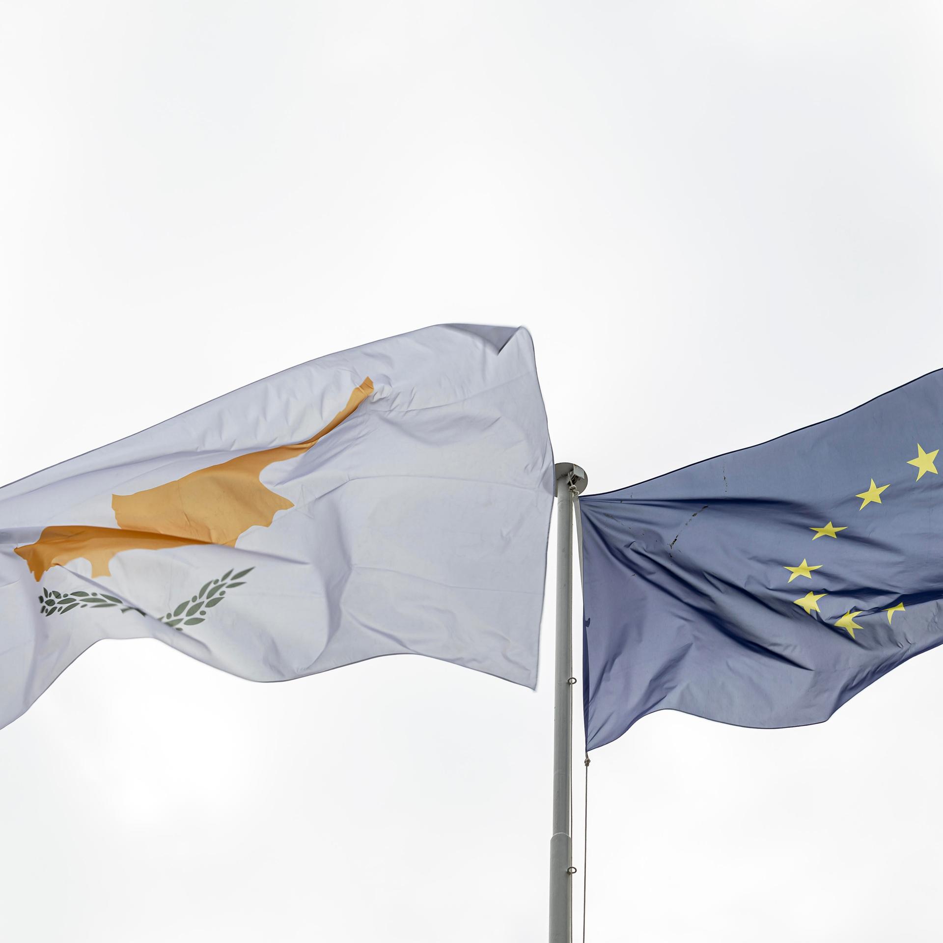 Die Flaggen Zyperns und der EU wehen in der Hauptstadt Nikosia.