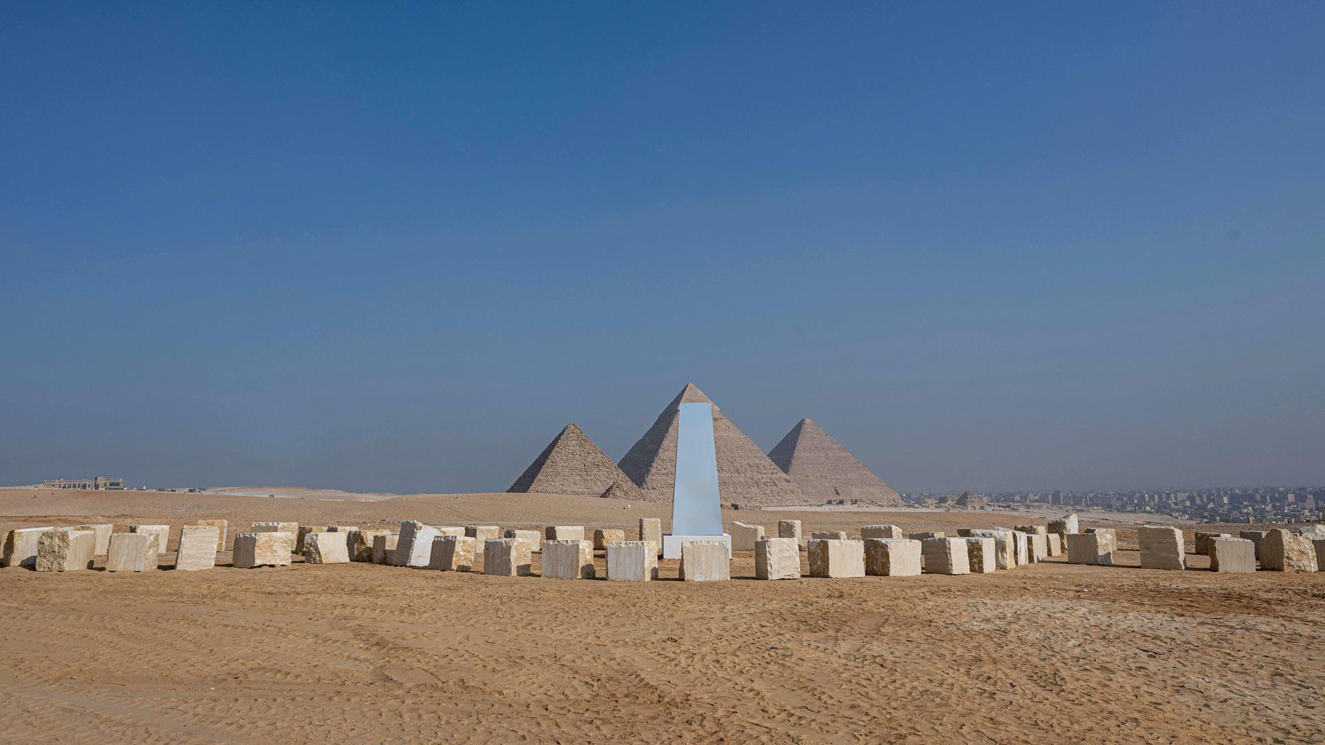 Während der fünften Ausgabe der Kunstausstellung "Forever is Now" von Art dEgypte in der Nekropole der Pyramiden von Gizeh, wurde die Kunstinstallation "Das dritte Paradies" (Il Terzo Paradiso) des Künstlers Michelangelo Pistoletto gezeigt.
      