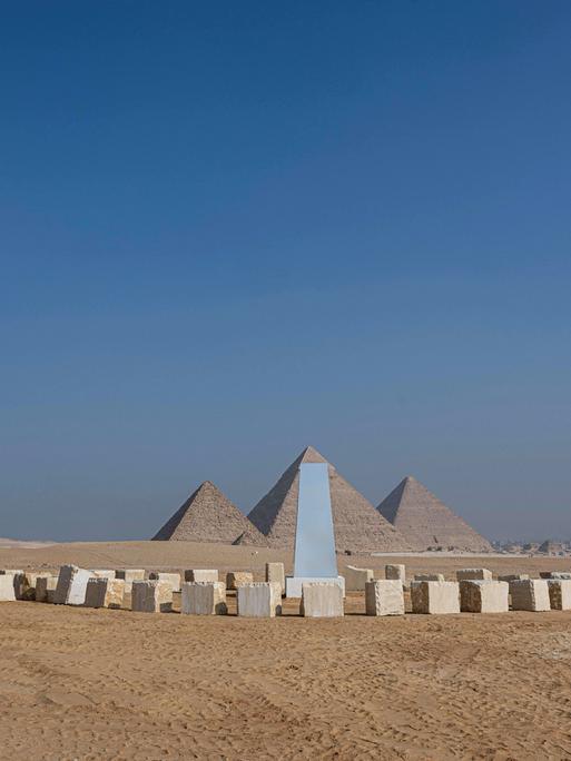 Während der fünften Ausgabe der Kunstausstellung "Forever is Now" von Art dEgypte in der Nekropole der Pyramiden von Gizeh, wurde die Kunstinstallation "Das dritte Paradies" (Il Terzo Paradiso) des Künstlers Michelangelo Pistoletto gezeigt.
      