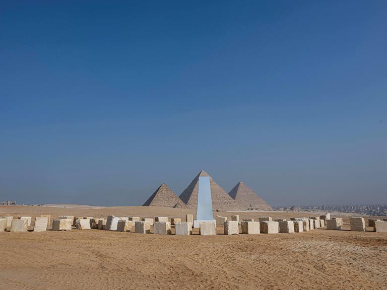 Während der fünften Ausgabe der Kunstausstellung "Forever is Now" von Art dEgypte in der Nekropole der Pyramiden von Gizeh, wurde die Kunstinstallation "Das dritte Paradies" (Il Terzo Paradiso) des Künstlers Michelangelo Pistoletto gezeigt.
      
