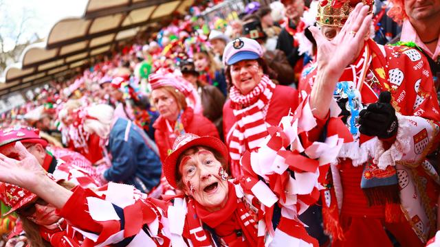 Viele Menschen in bunten Kostümen feiern in Köln Weiber-Fastnacht. 