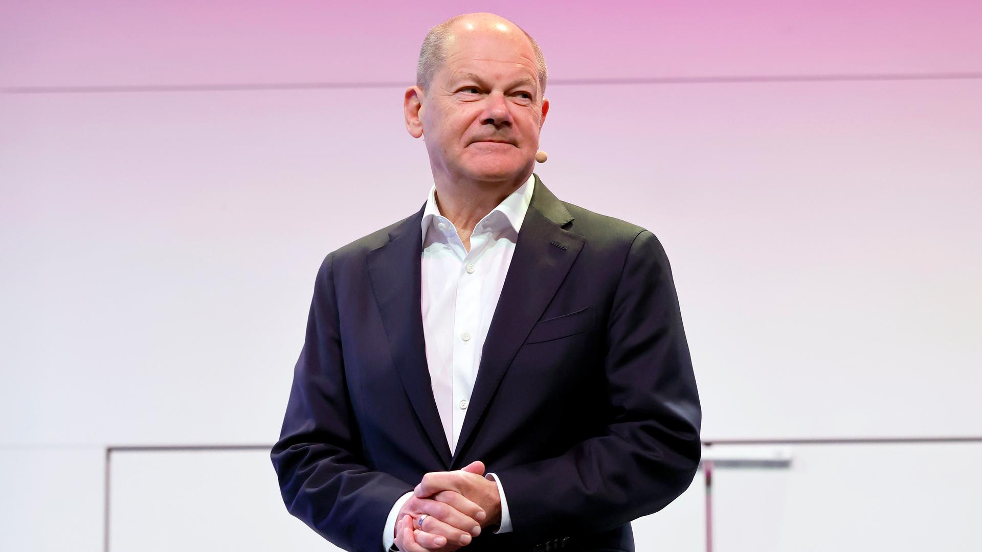 Altkanzler Olaf Scholz während eines Auftritts auf einer Bühne Altkanzler Olaf Scholz während eines Auftritts auf einer Bühne