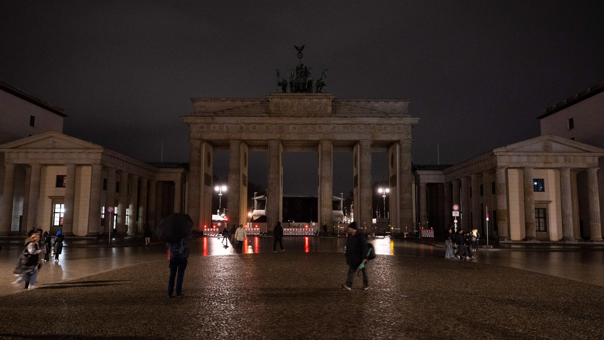 Das Foto zeigt das unbeleuchtete Brandenburger Tor in Berlin.