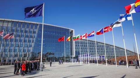 Brüssel: Vor dem Nato-Hauptquartier stehen die Außenminister. Vor Ihnen sind die Flaggen der Mitgliedsstaaten.