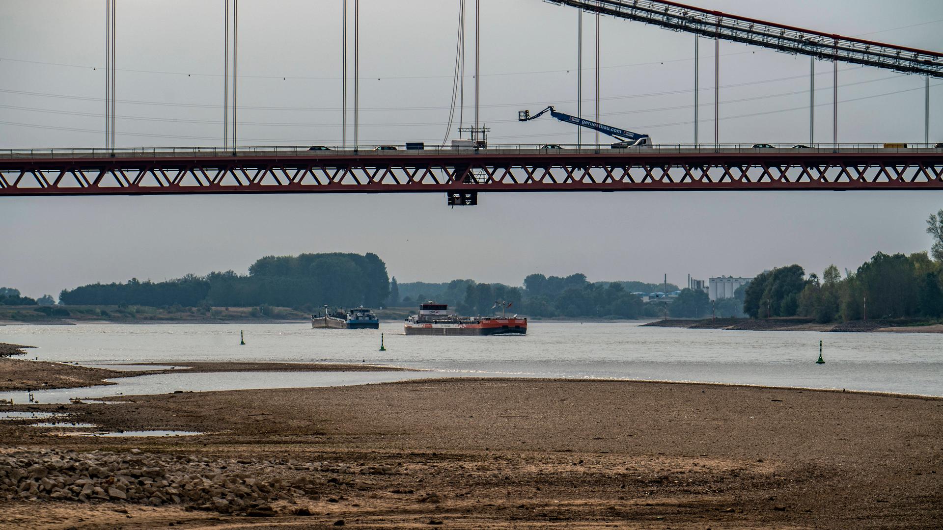 Der Rhein bei Emmerich. Hier ist der Wasser-Pegel besonders niedrig. Der Rhein bei Emmerich. Hier ist der Wasser-Pegel besonders niedrig.