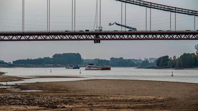 Der Rhein bei Emmerich. Hier ist der Wasser-Pegel besonders niedrig.  