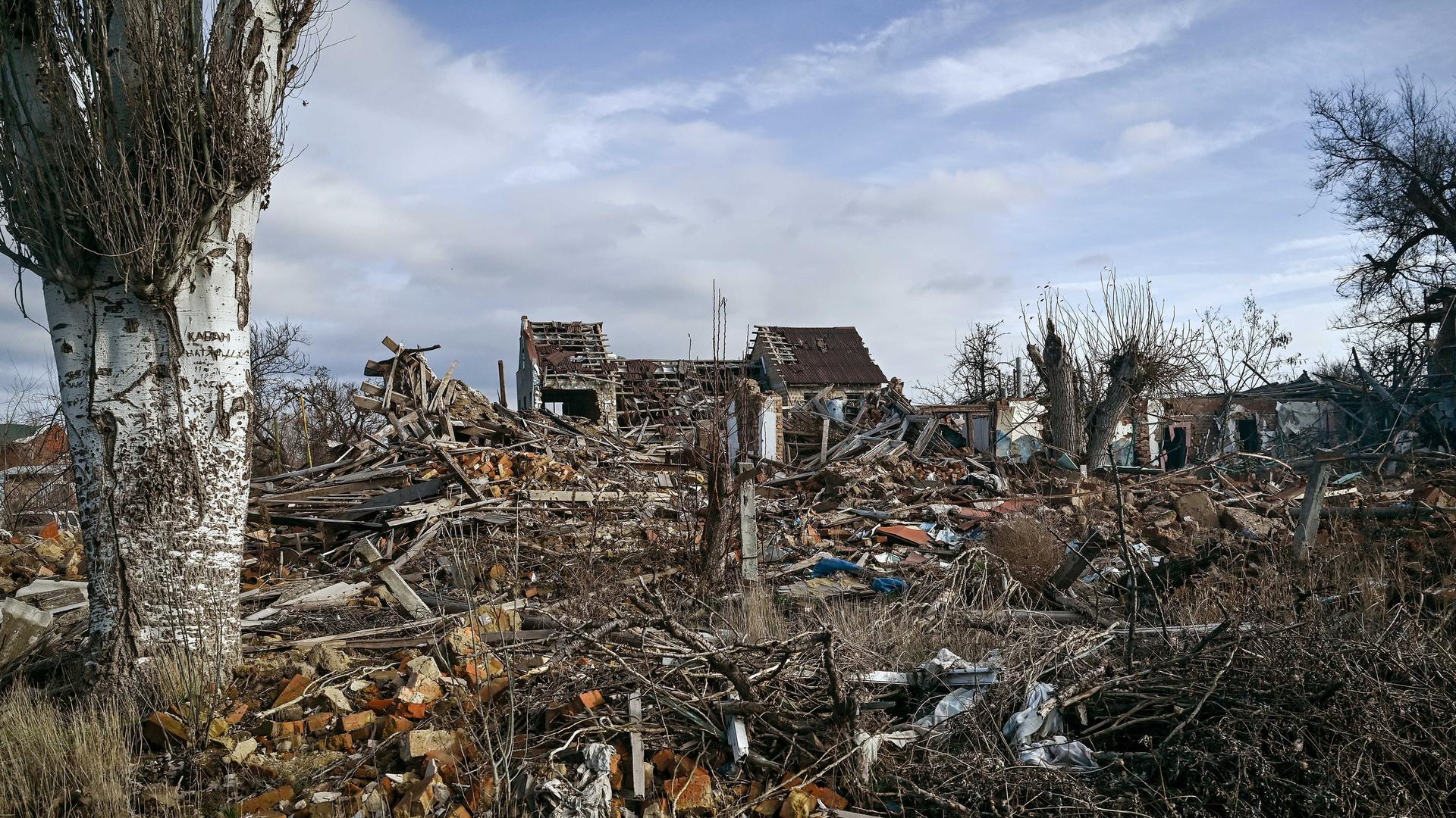 Ein völlig zerstörtes Haus im Frontgebiet in der Ukraine.