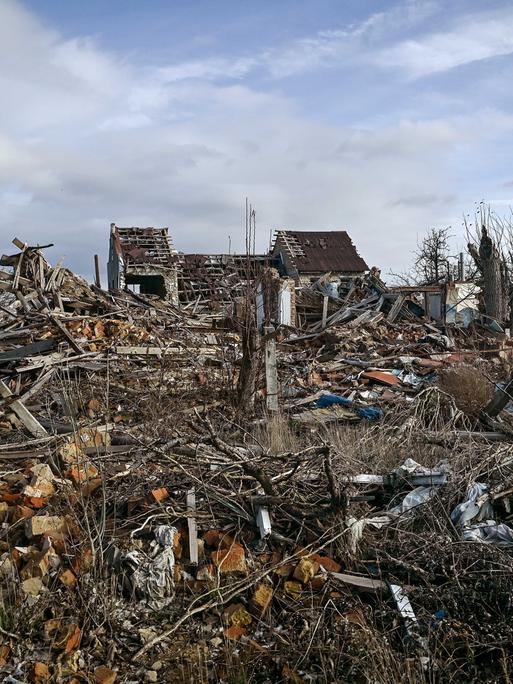 Ein völlig zerstörtes Haus im Frontgebiet in der Ukraine.