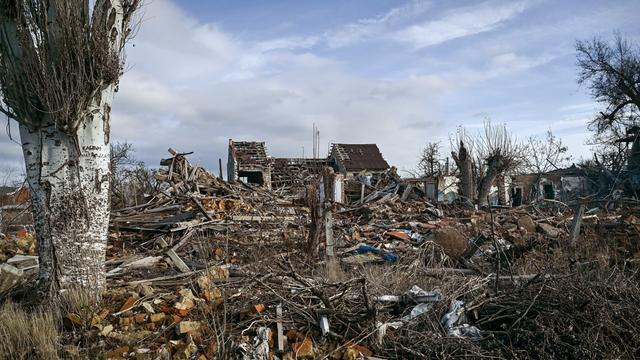 Ein völlig zerstörtes Haus im Frontgebiet in der Ukraine.