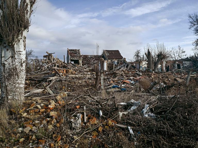 Ein völlig zerstörtes Haus im Frontgebiet in der Ukraine.