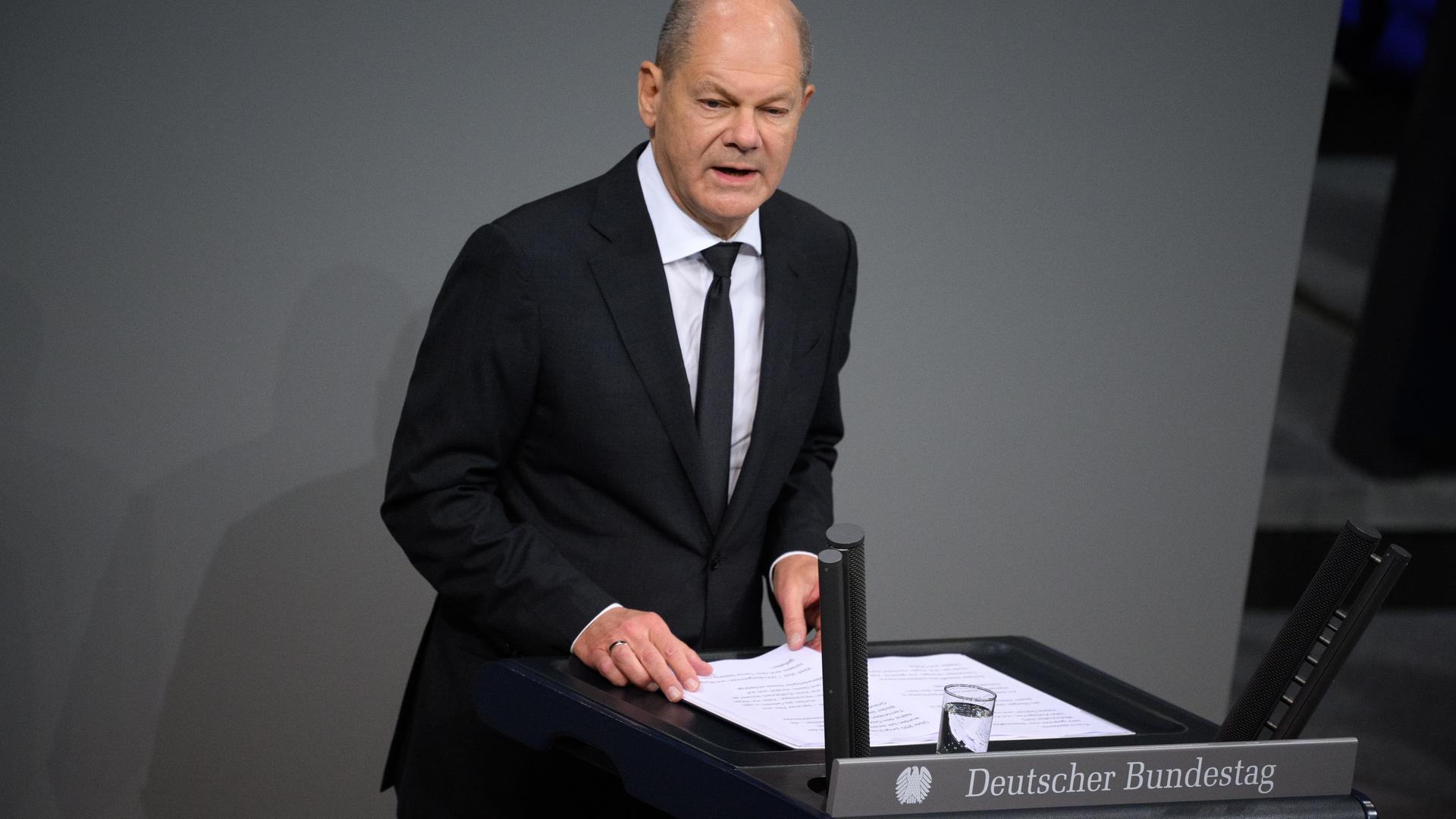 Bundeskanzler Olaf Scholz (SPD) steht am Rednerpult im Deutschen Bundestag und gibt eine Regierungserklärung zur Lage in Israel ab.