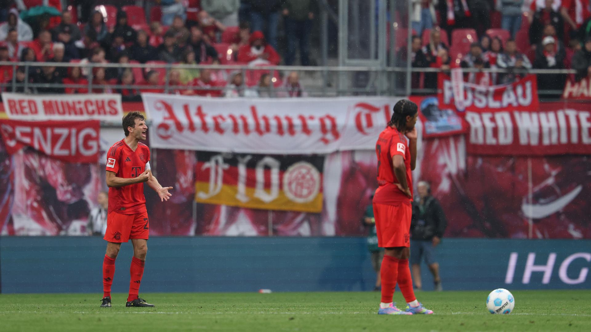 Münchens Thomas Müller (l) ist nach dem 2:0 sauer