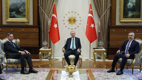 Der türkische Präsidenten Recep Tayyip Erdogan (Mitte), NATO-Generalsekretär Mark Rutte (links) und der türkische Außenminister Hakan Fidan (rechts) bei einem Treffen im Präsidentenpalast in Ankara. Sie sitzen auf goldenen Stühlen.