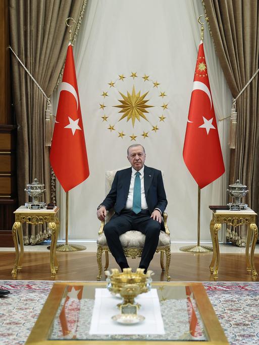 Der türkische Präsidenten Recep Tayyip Erdogan (Mitte), NATO-Generalsekretär Mark Rutte (links) und der türkische Außenminister Hakan Fidan (rechts) bei einem Treffen im Präsidentenpalast in Ankara. Sie sitzen auf goldenen Stühlen.
