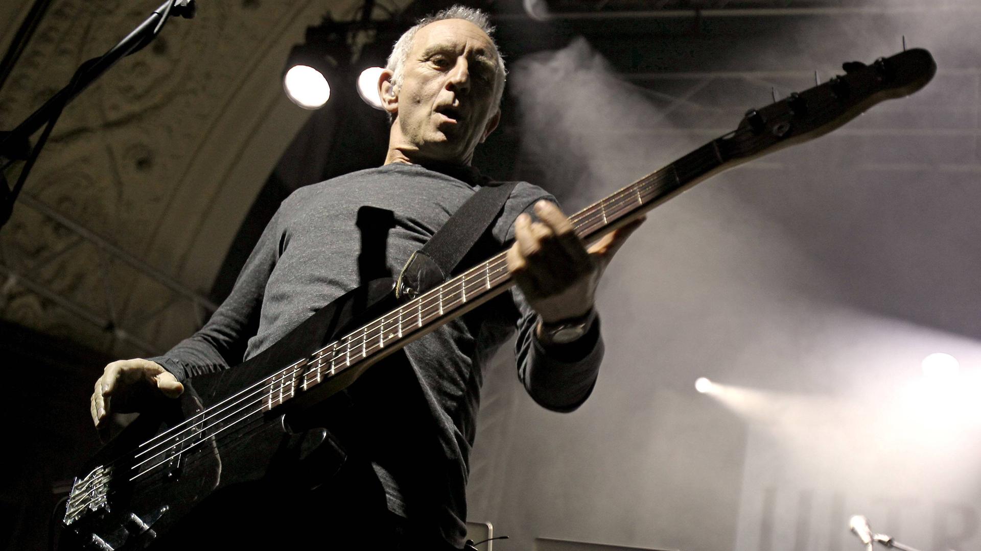 Der Bassist Chris Cross der britischen New-Wave-Band Ultravox während eines Konzertes