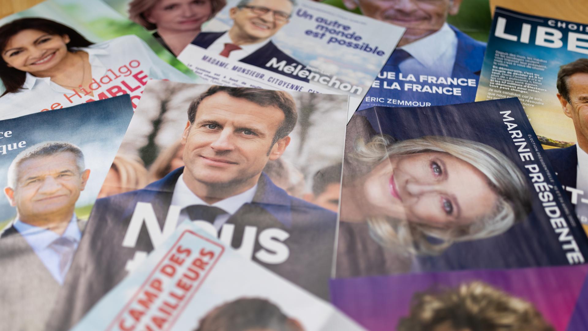 Wahlunterlagen französischer Präsidentschaftskandidaten wie Emmanuel Macron und Marine Le Pen, liegen übereinander. 