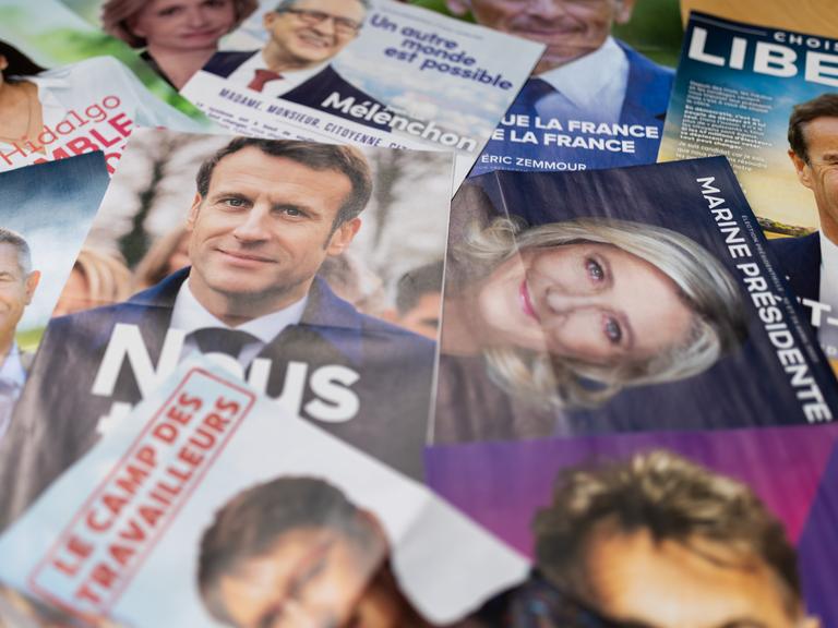 Wahlunterlagen französischer Präsidentschaftskandidaten wie Emmanuel Macron und Marine Le Pen, liegen übereinander. 