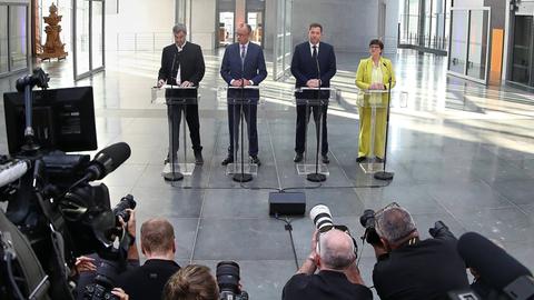 Sondierungen zwischen Union und SPD: Markus Söder, Friedrich Merz, Lars Klingbeil und Saskia Esken stehen am Mikrofon in Berlin, 08.03.2025.