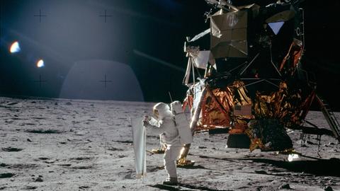 Apollo-11-Astronaut Buzz Aldrin beim Aufstellen der „Schweizer Flagge“ auf dem Mond