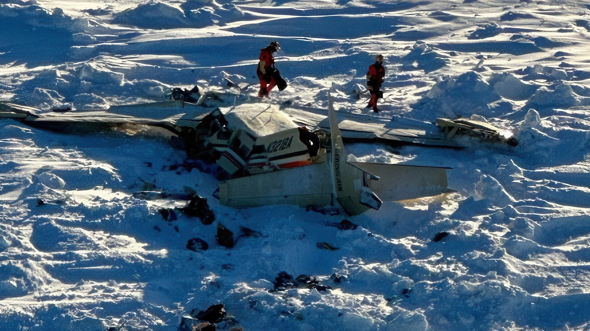 Ermittler untersuchen die Trümmer eines abgestürzten Flugzeugs im US-Bundesstaat Alaska.