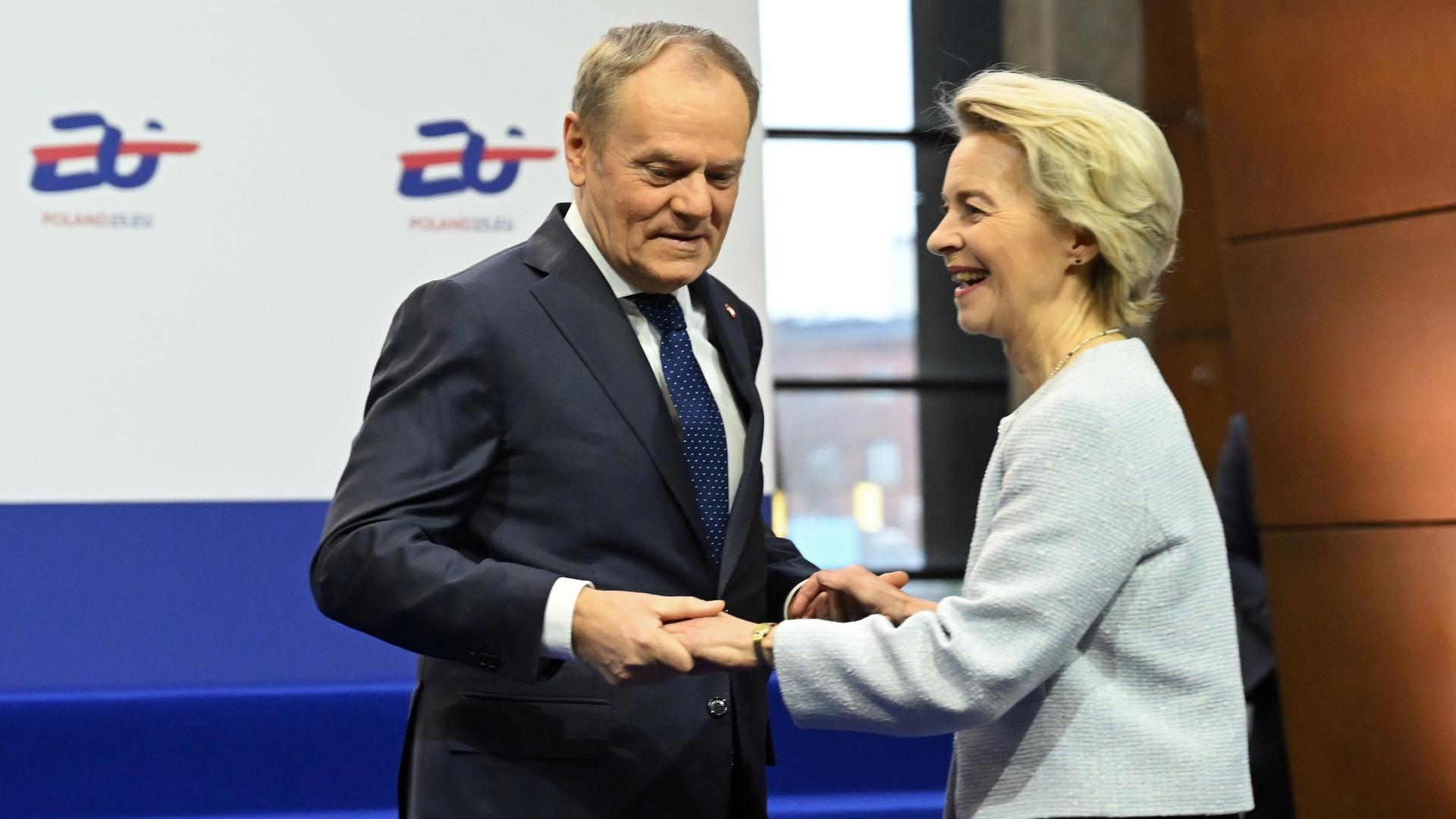 Danzig: Der polnische Ministerpräsident Donald Tusk (l) und die Präsidentin der Europäischen Kommission, Ursula von der Leyen, bei der Begrüßung im Europäischen Solidaritätszentrum. 