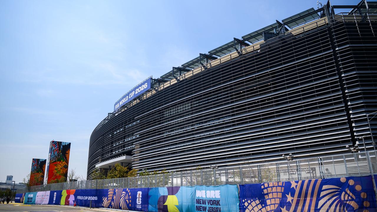 Das Bild zeigt eine Außenaufnahme des Stadions in Rutherford.