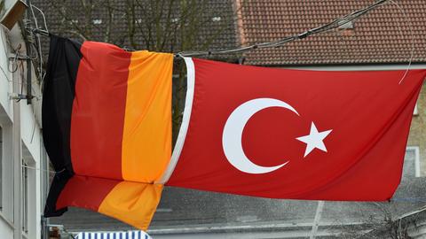 Eine Deutsche und eine Türkische sind zusammengebunden.