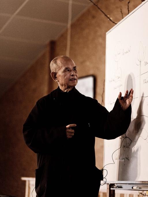 Porträt des buddhistischen Mönchs und Zen-Lehrers Thich Nhat Hanh.