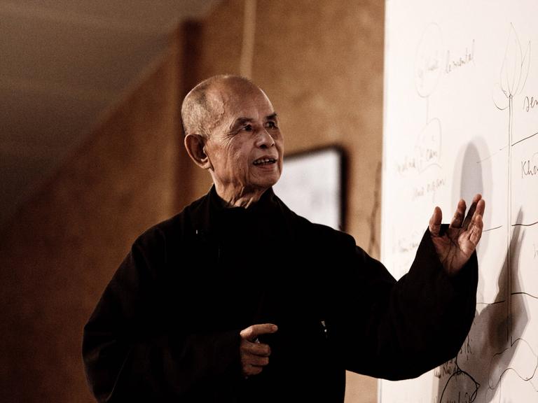 Porträt des buddhistischen Mönchs und Zen-Lehrers Thich Nhat Hanh.