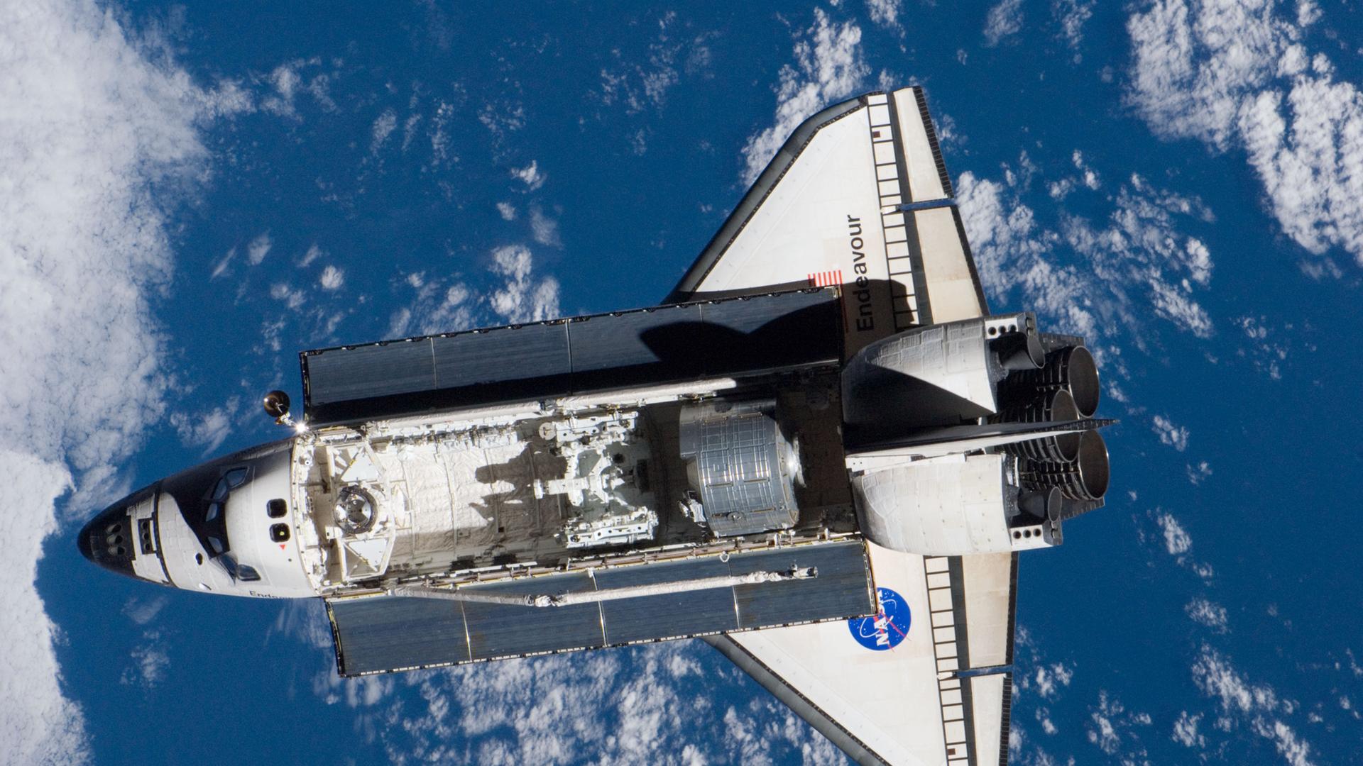 Die Raumfähre Endeavour nach dem Verlassen der Internationalen Raumstation im Jahr 2008 (20220105)