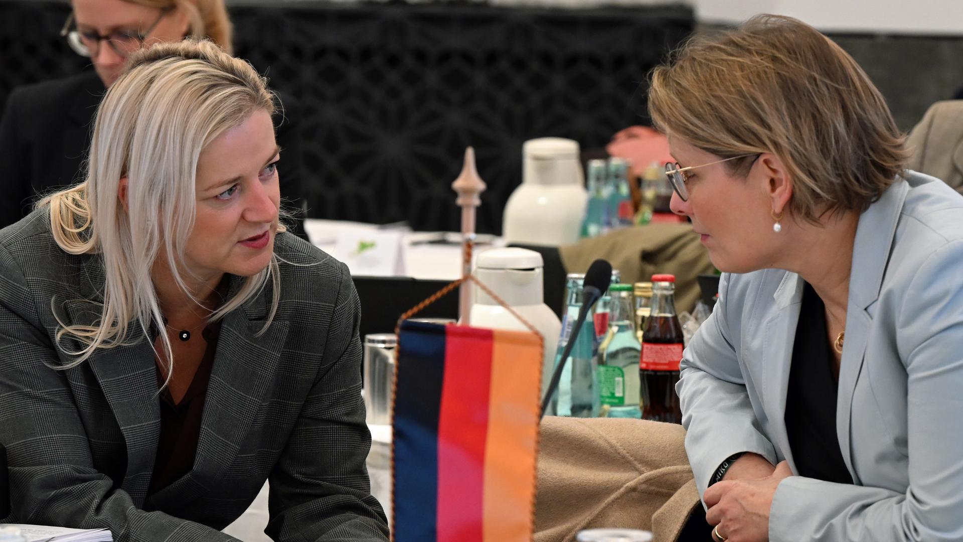 Leipzig: Beate Meißner (CDU, l), Thüringer Ministerin für Justiz, Migration und Verbraucherschutz, unterhält sich mit Stefanie Hubig (SPD), Bundesministerin der Justiz und für Verbraucherschutz. Leipzig: Beate Meißner (CDU, l), Thüringer Ministerin für Justiz, Migration und Verbraucherschutz, unterhält sich mit Stefanie Hubig (SPD), Bundesministerin der Justiz und für Verbraucherschutz.