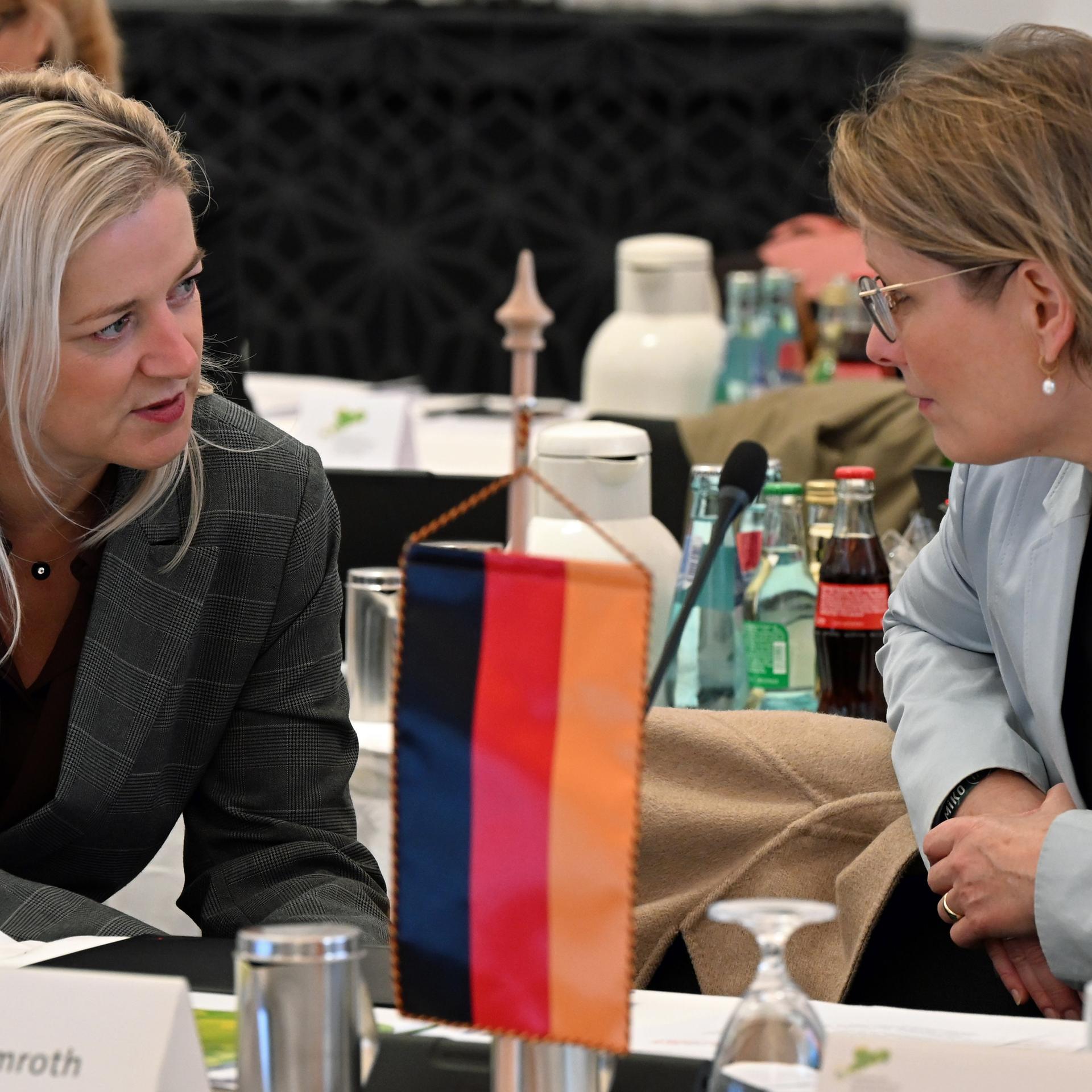 Leipzig: Beate Meißner (CDU, l), Thüringer Ministerin für Justiz, Migration und Verbraucherschutz, unterhält sich mit Stefanie Hubig (SPD), Bundesministerin der Justiz und für Verbraucherschutz.