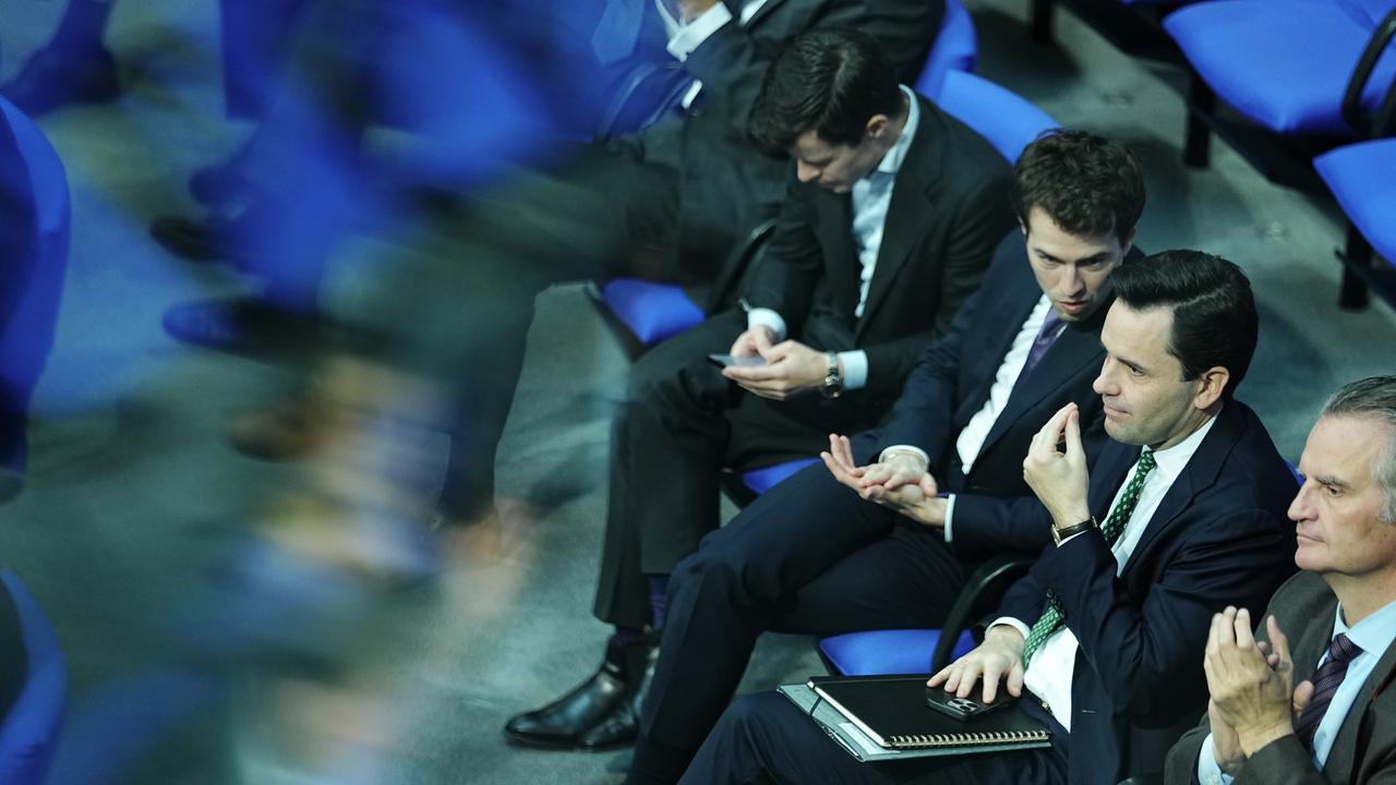 Johannes Winkel (M, CDU), Bundesvorsitzender der Jungen Union (JU), und Carl-Philipp Sassenrath (2.v.r., CDU) Bundestagsabgeordneter , beide von der Jungen Gruppe, sitzen nebeneinander im Bundestag und sprechen miteinander. Johannes Winkel (M, CDU), Bundesvorsitzender der Jungen Union (JU), und Carl-Philipp Sassenrath (2.v.r., CDU) Bundestagsabgeordneter , beide von der Jungen Gruppe, sitzen nebeneinander im Bundestag und sprechen miteinander.