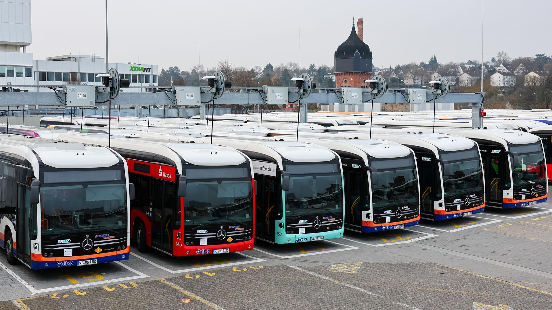 Abgestellte Elektro-Busse der ESWE Verkehrsgesellschaft stehen im Busdepot in der Gartenfeldstraße während eines Warnstreiks im öffentlichen Dienst in Hessen. Abgestellte Elektro-Busse der ESWE Verkehrsgesellschaft stehen im Busdepot in der Gartenfeldstraße während eines Warnstreiks im öffentlichen Dienst in Hessen.