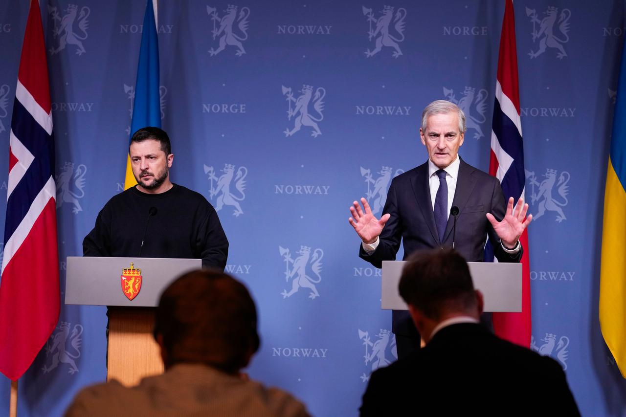 Der ukrainische Präsident Wolodymyr Selenskyj (l.) und Norwegens Premierminister Jonas Gahr Store geben in Oslo gemeinsam eine Pressekonferenz.