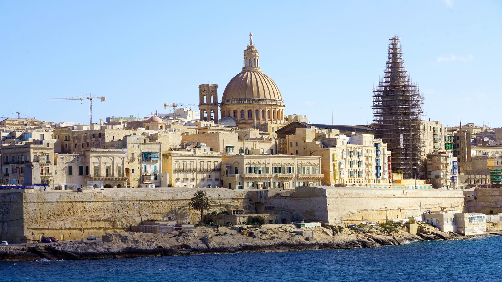 Die Skyline von Valetta in Malta vom Meer aus gesehen mit der Kathedrale St.Paul