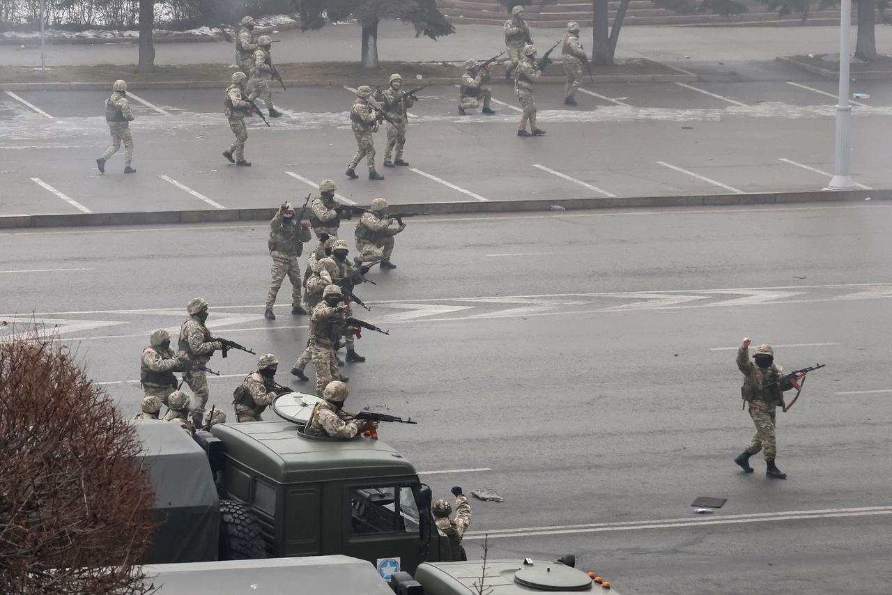 Sicherheitskräfte in Almaty in Kasachstan, die bei einer sogenannten Antiterroroperation eingesetzt sind, um Massenunruhen zu beenden.