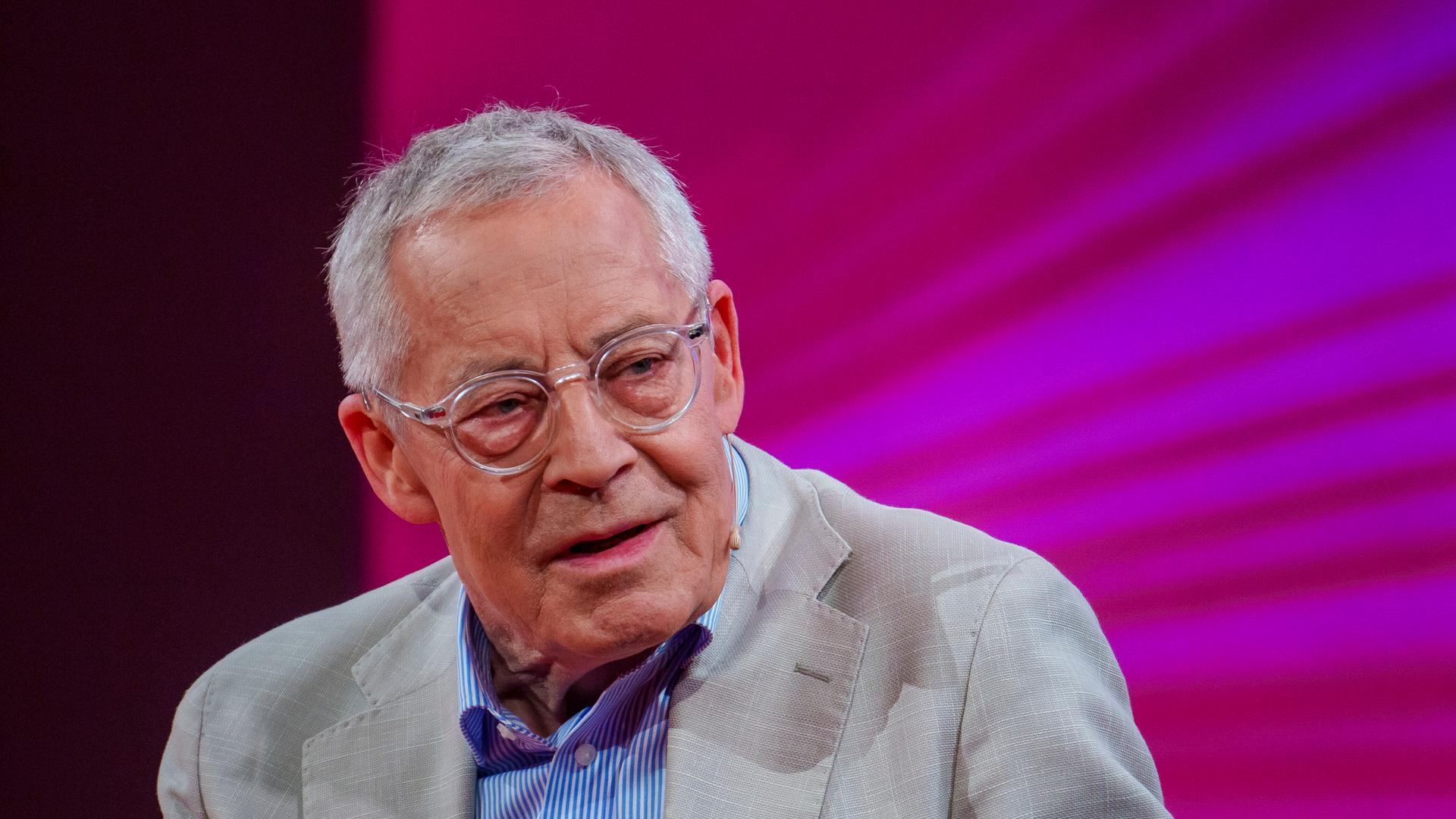 Karl Schlögel, Historiker und Publizist, sitzt auf der Literaturbühne. Im Rahmen der Frankfurter Buchmesse findet eine «Literaturgala» mit renommierten Schriftstellern statt.