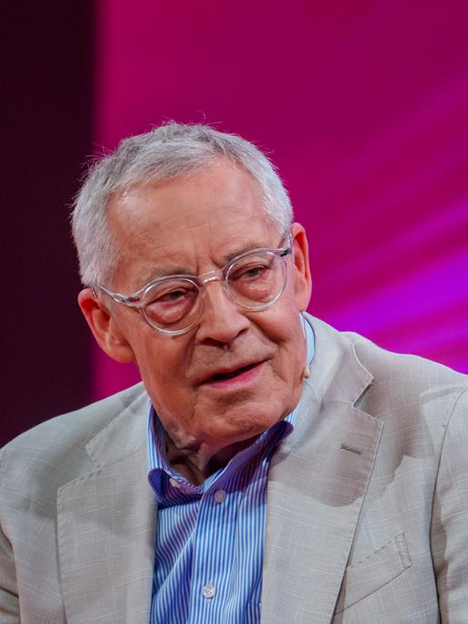 Karl Schlögel, Historiker und Publizist, sitzt auf der Literaturbühne. Im Rahmen der Frankfurter Buchmesse findet eine «Literaturgala» mit renommierten Schriftstellern statt. Karl Schlögel, Historiker und Publizist, sitzt auf der Literaturbühne. Im Rahmen der Frankfurter Buchmesse findet eine «Literaturgala» mit renommierten Schriftstellern statt.