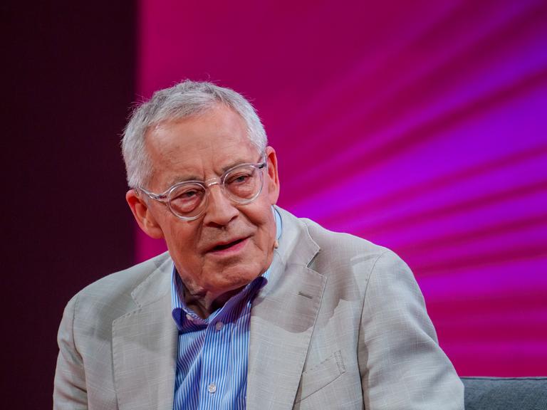 Karl Schlögel, Historiker und Publizist, sitzt auf der Literaturbühne. Im Rahmen der Frankfurter Buchmesse findet eine «Literaturgala» mit renommierten Schriftstellern statt. Karl Schlögel, Historiker und Publizist, sitzt auf der Literaturbühne. Im Rahmen der Frankfurter Buchmesse findet eine «Literaturgala» mit renommierten Schriftstellern statt.